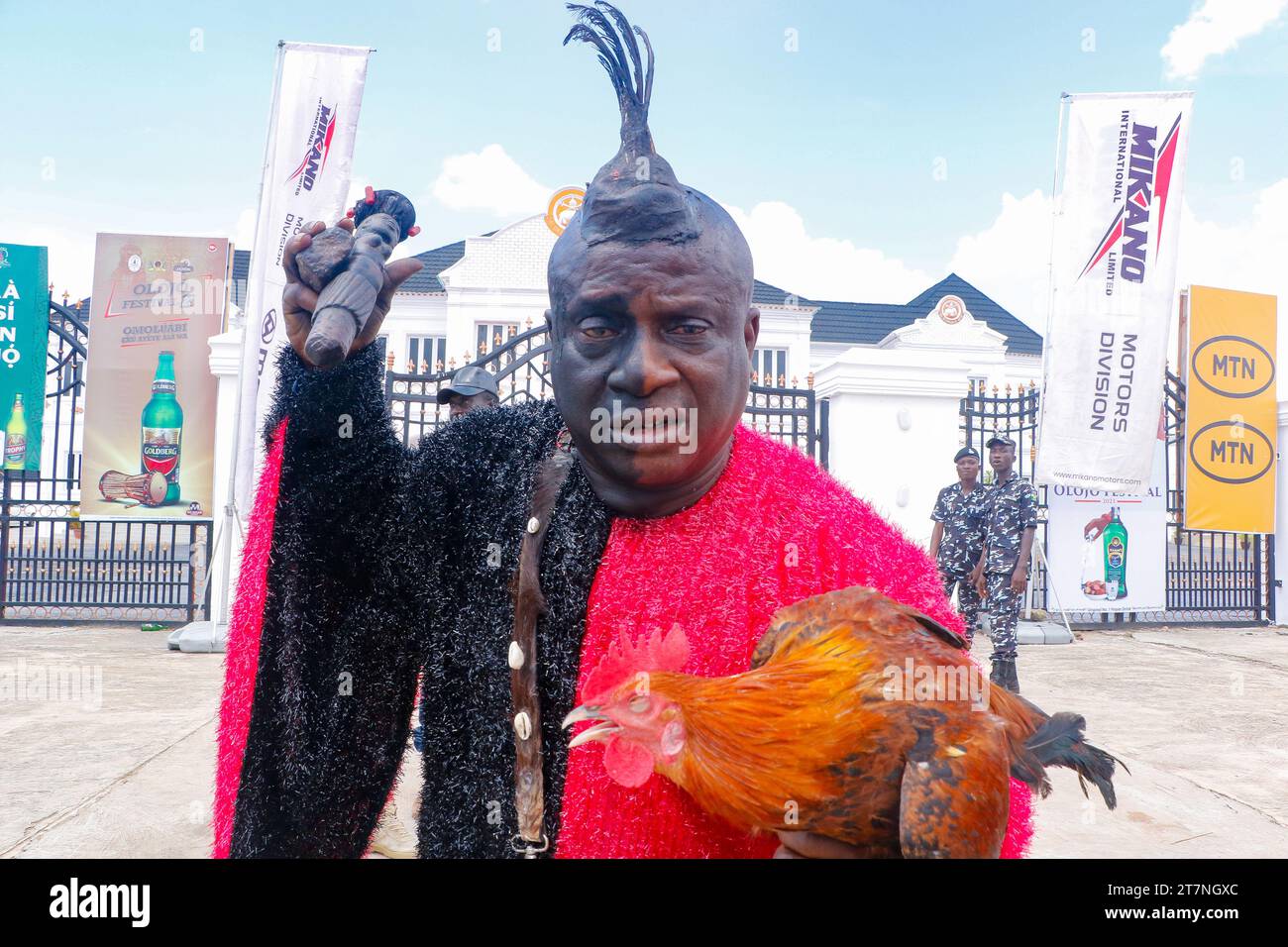 Ein ESU (Geistgott), der vor dem Palast des Monarchen während des Olojo Festivals in Ile-Ife im Bundesstaat Osun ausgestellt wurde. Das Olojo-Festival ist eine Feier von Ogun, dem Gott von Eisen, und erinnert an den Abstieg von Oduduwa zur Ile-Ife, die Feier des ersten Sonnenaufgangs, des ersten Nachmittags und der ersten Nacht der Schöpfung. Das Olojo-Festival ist eines der ältesten in Afrika, das im ganzen Yoruba-Land gefeiert wird. Es feiert den Beginn des ersten Tages der Existenz auf der Erde, wo der Monarch die heilige Krone trägt, die größere Bedeutung bei der Olojo-Feier in Nigeria hat. Stockfoto
