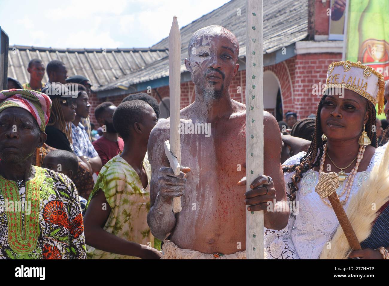 Die Besucher kommen zusammen, um das Olojo Festival in Ile-Ife im Bundesstaat Osun zu beobachten. Das Olojo-Festival ist eine Feier von Ogun, dem Gott von Eisen, und erinnert an den Abstieg von Oduduwa zur Ile-Ife, die Feier des ersten Sonnenaufgangs, des ersten Nachmittags und der ersten Nacht der Schöpfung. Das Olojo-Festival ist eines der ältesten in Afrika, das im ganzen Yoruba-Land gefeiert wird. Es feiert den Beginn des ersten Tages der Existenz auf der Erde, wo der Monarch die heilige Krone trägt, die größere Bedeutung bei der Olojo-Feier in Nigeria hat. Stockfoto