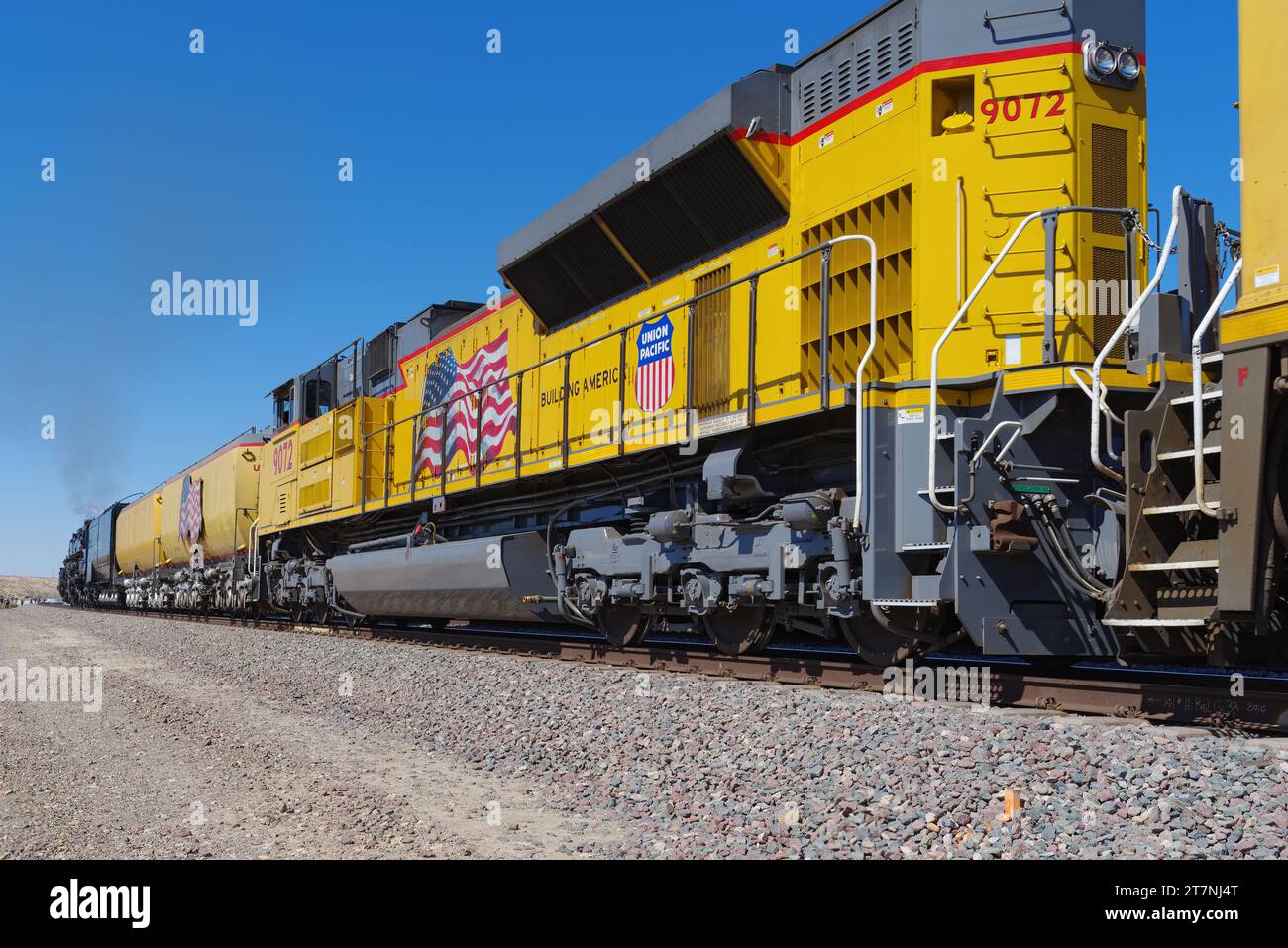 Der Zug „Big Boy“ der Union Pacific Railroad fährt durch den Rockview Natural Park in Victorville auf dem Weg nach Barstow, Kalifornien. Stockfoto