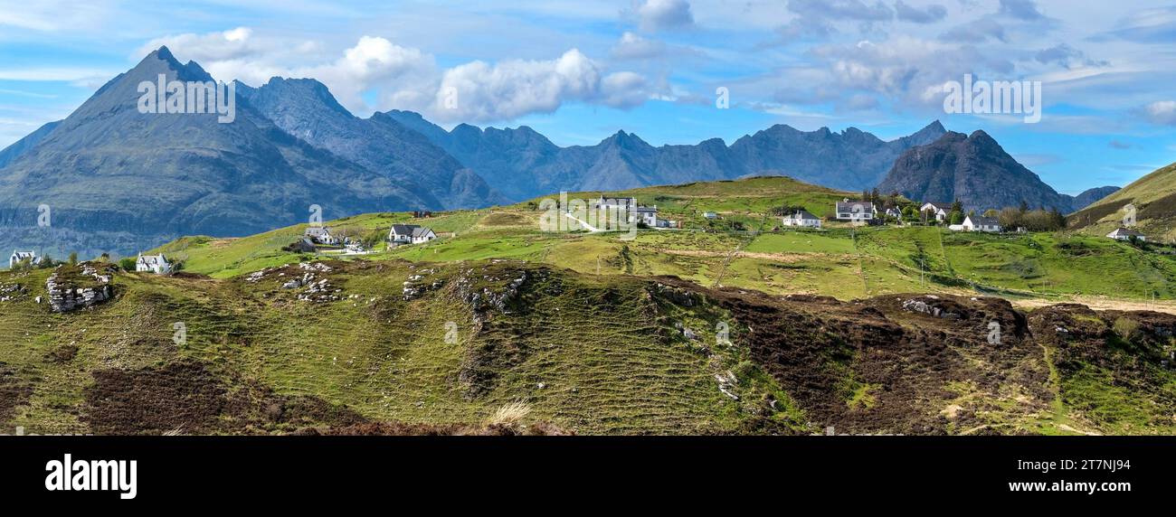 Panoramablick auf Elgol Dorf mit dem Black Cuillin Mountain Range hinter, Isle of Skye, Schottland, Großbritannien Stockfoto