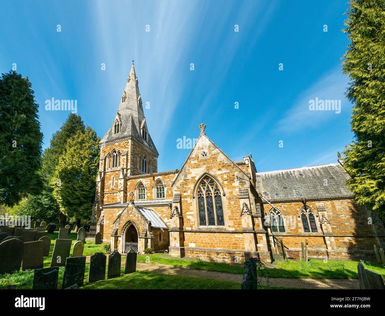 Die wunderschöne Pfarrkirche St. James im Dorf Little Dalby mit dramatischem blauem Himmel über Leicestershire, England, Großbritannien. Stockfoto