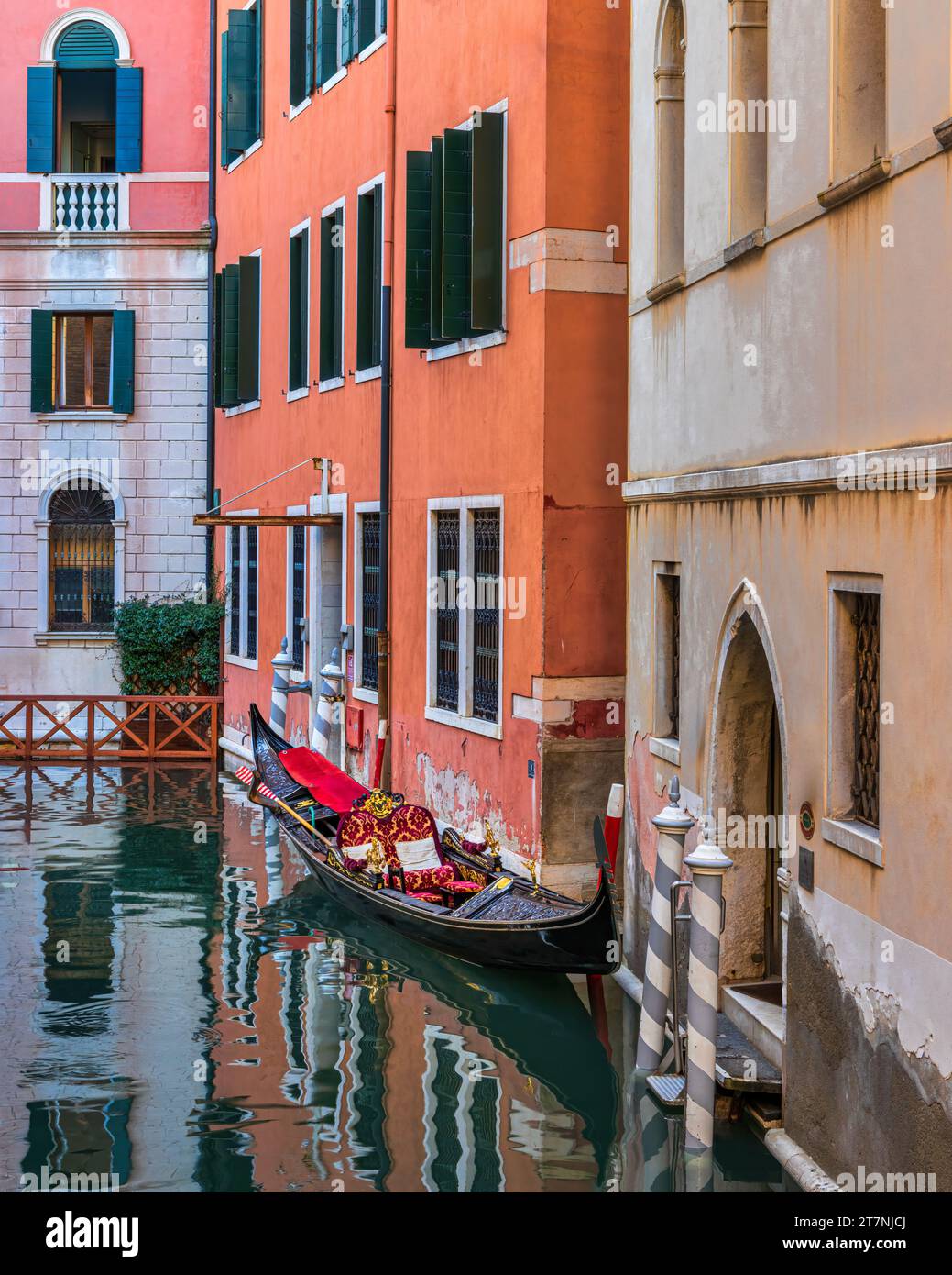 Gondel parkt in einem Kanal in Venedig. Stockfoto