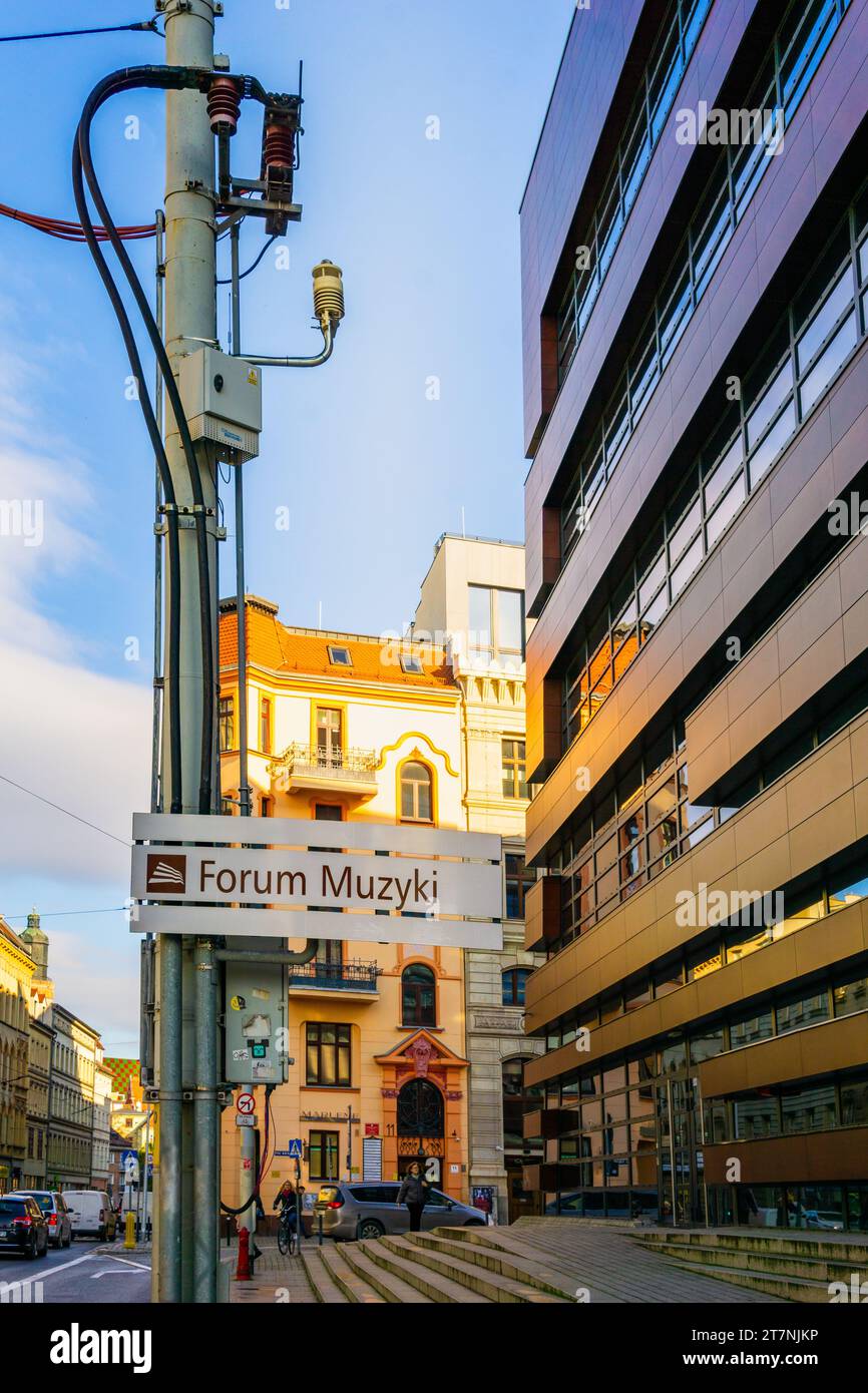 Wrocław, Polen - 16.11.2023: Das nationale Musikforum ist ein großer Konzertsaal, in dem bedeutende Ensembles und Festivals in der Stadt stattfinden Stockfoto