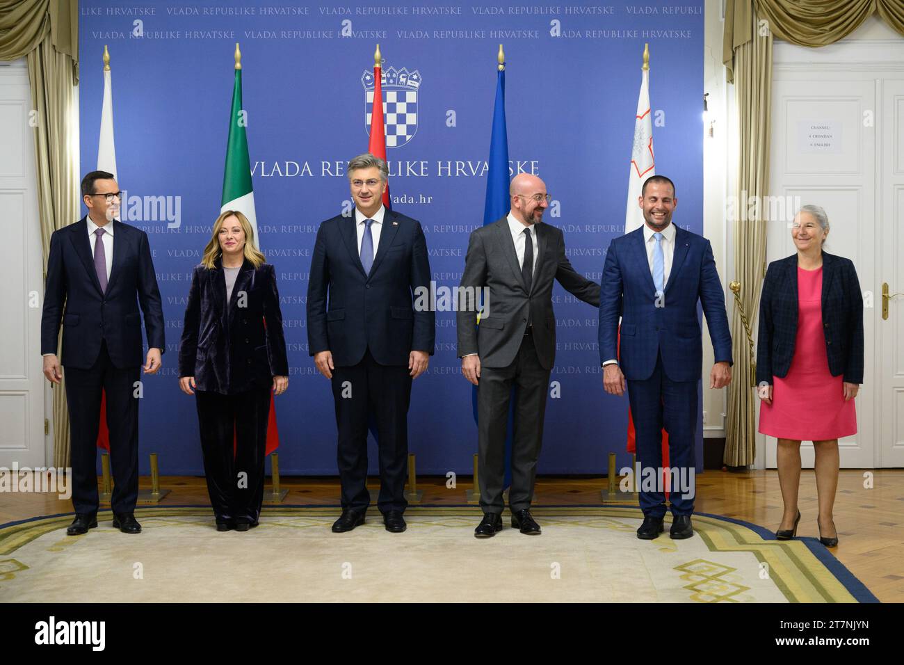 Zagreb, Kroatien. November 2023. Der polnische Premierminister Mateusz Morawiecki, die italienische Premierministerin Giorgia Meloni, der kroatische Premierminister Andrej Plenkovic, der Präsident des Europäischen Rates, Charles Michel, der maltesische Premierminister Robert Abela und die Generalsekretärin des Europäischen Rates, Therese Blanchet, bereiten sich vor dem Treffen der EU-Staats- und Regierungschefs am 16. November 2023 in Zagreb, Kroatien, für ein Familienfoto vor. Foto: Davor Puklavec/PIXSELL Credit: Pixsell/Alamy Live News Stockfoto