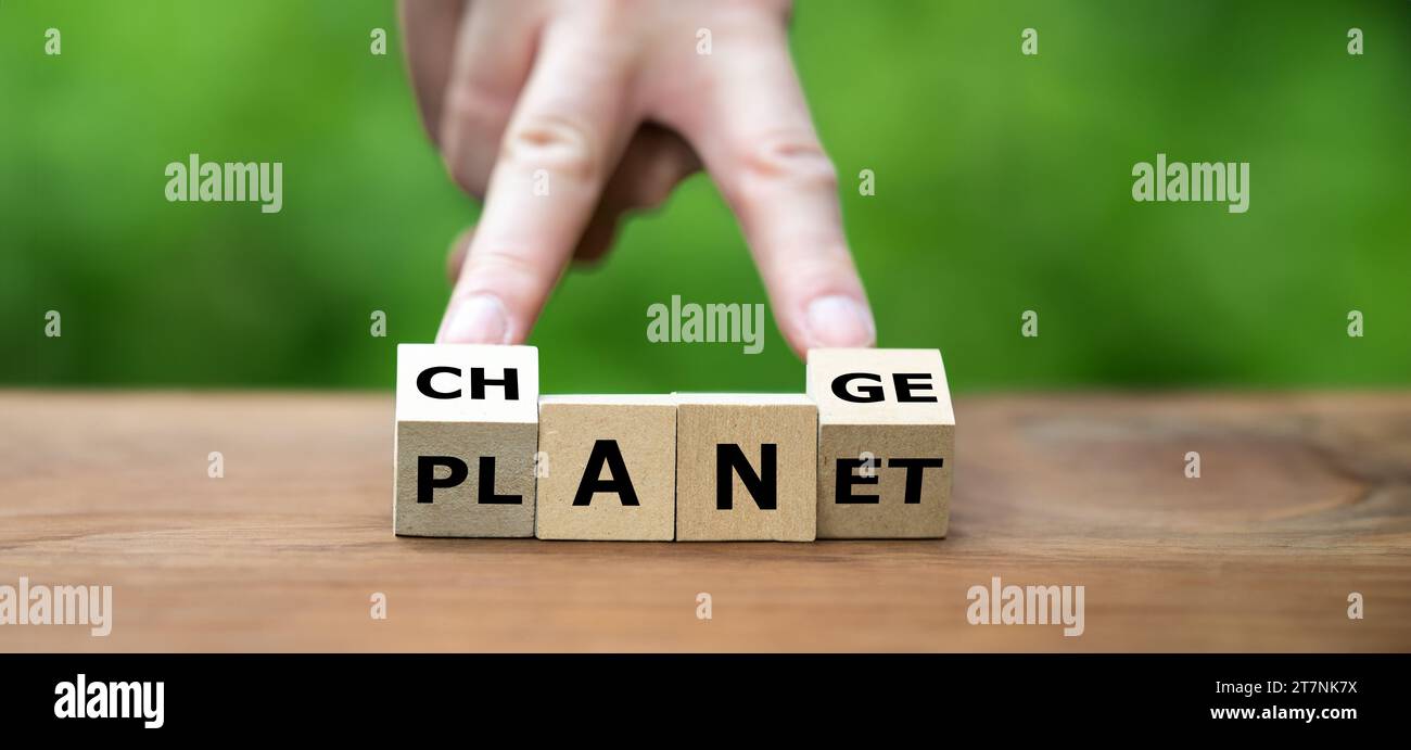 Ändern Sie das Planetenkonzept. Holzwürfel Formen die Worte Planet und verändern sich. Stockfoto