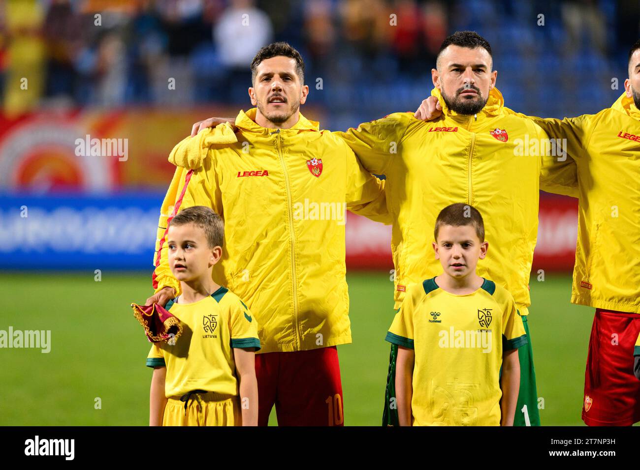 Podgorica, Montenegro, 16.11.23., November 2023, Stevan Jovetic und Milan Mijatovic singen Hymne im Qualifikationsspiel der Gruppe G 2024 Montenegro – Litauen im Gradski stadion, Podgorica, Credit: Stefan Ivanovic/Alamy Live News Stockfoto