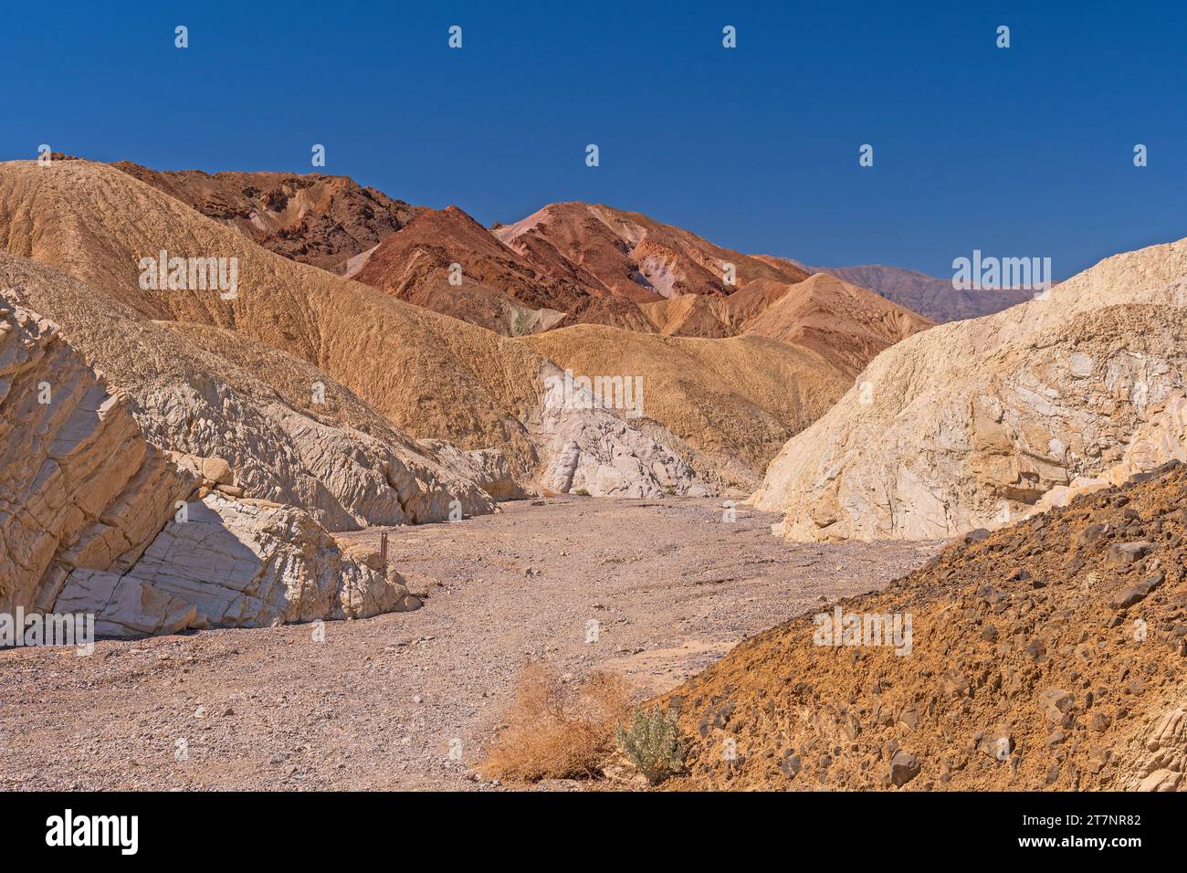 Bunte Ridges in einem Wüstental am Zabriskie Point im Death Valley National Park in Kalifornien Stockfoto