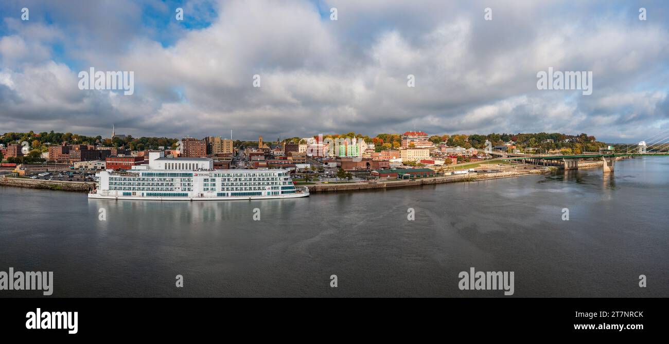 Burlington, IA - 19. Oktober 2023: Luftpanorama der Skyline der Stadt mit dem Viking Mississippi an der Uferpromenade in Iowa Stockfoto