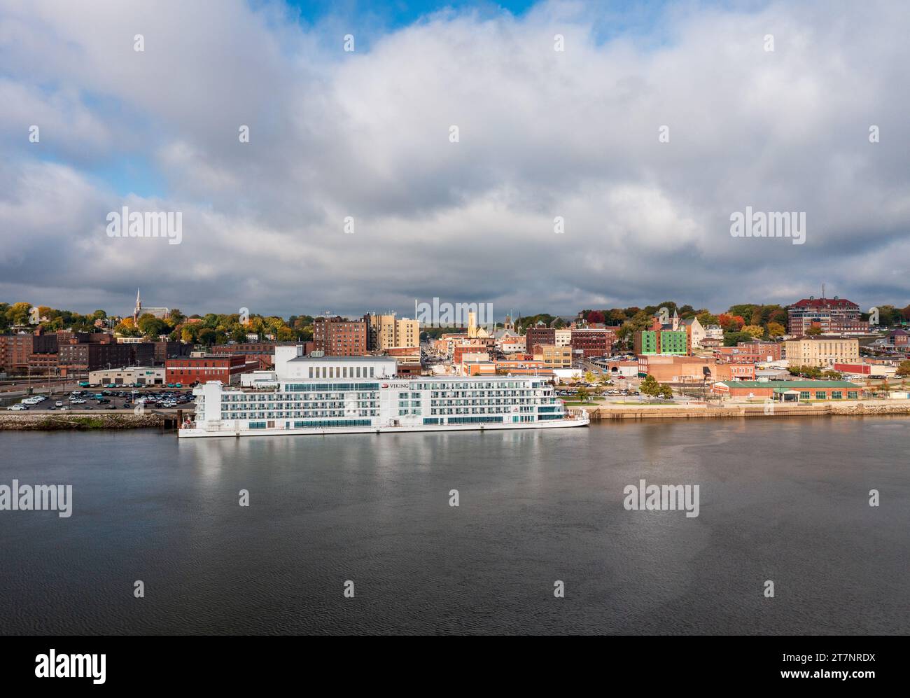 Burlington, IA - 19. Oktober 2023: Luftpanorama der Skyline der Stadt mit dem Viking Mississippi an der Uferpromenade in Iowa Stockfoto