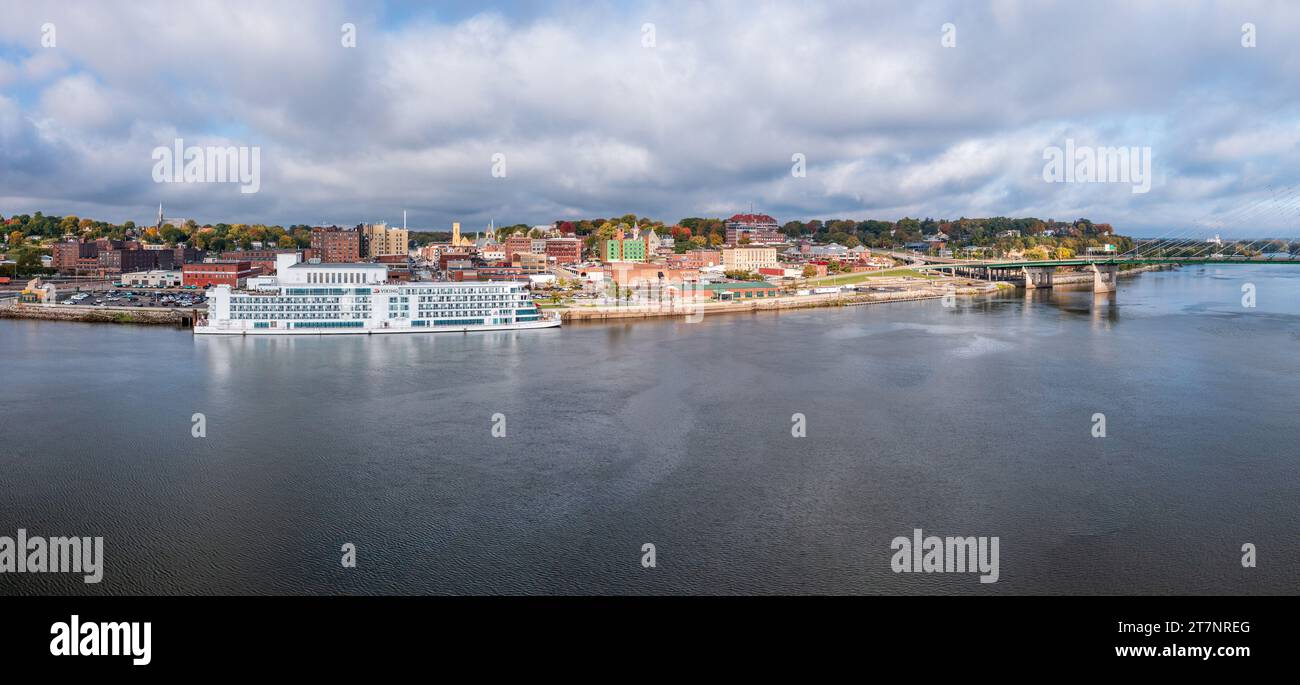 Burlington, IA - 19. Oktober 2023: Luftpanorama der Skyline der Stadt mit dem Viking Mississippi an der Uferpromenade in Iowa Stockfoto
