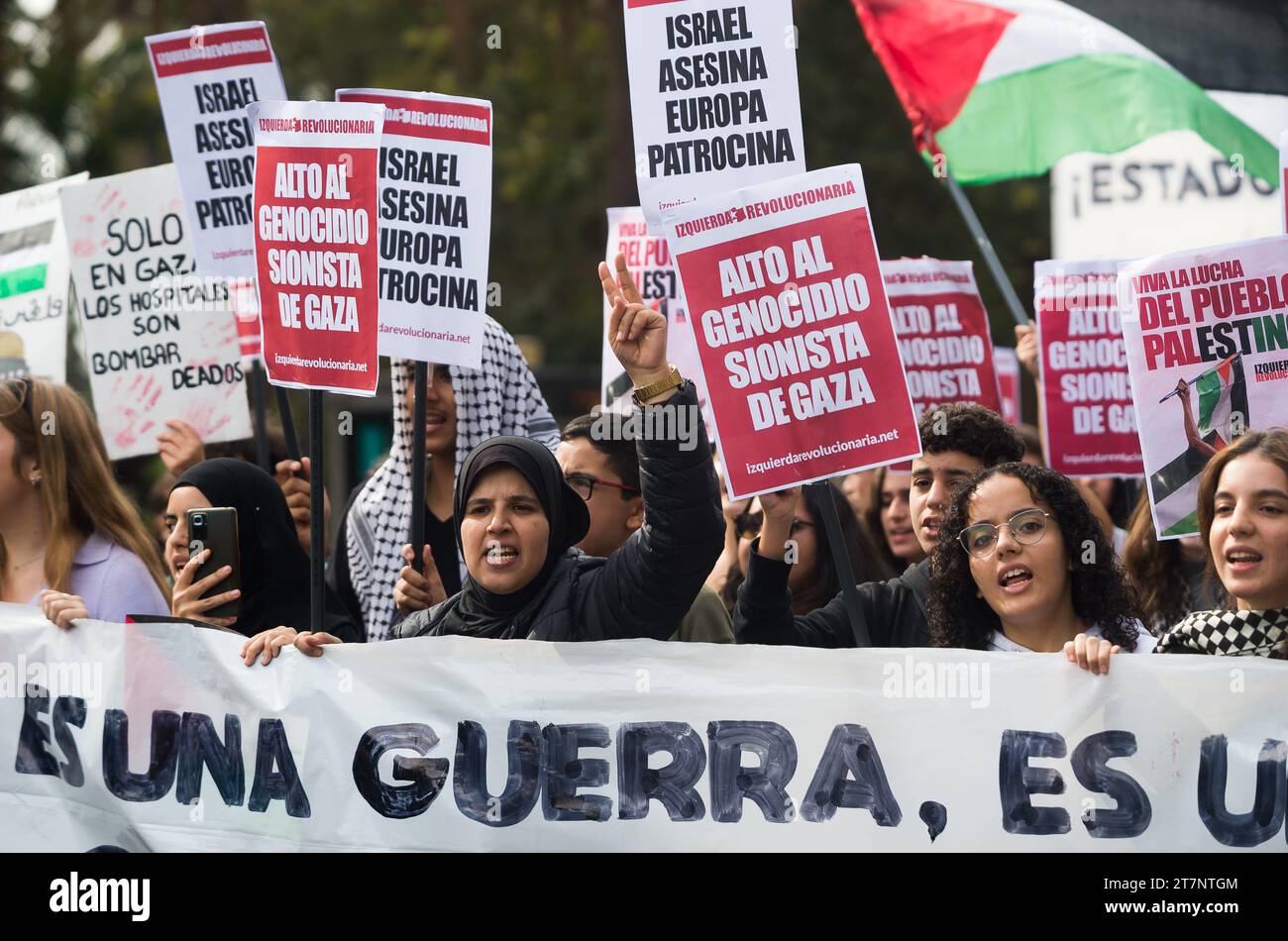 Malaga, Spanien. November 2023. Studenten werden bei einer zweiten Studentendemonstration zur Unterstützung Palästinas und Gazastreifens mit Plakaten und Slogans gesehen. Dutzende von Studenten nahmen an einem Protest der studentengewerkschaft Teil, der ein Ende der Bombardierung von Gaza forderte und in Solidarität mit dem palästinensischen Volk inmitten des Krieges zwischen Israel und der Hamas forderte. (Foto von Jesus Merida/SOPA Images/SIPA USA) Credit: SIPA US/Alamy Live News Stockfoto