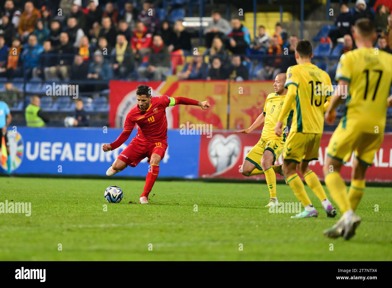 Podgorica, Montenegro, 16.11.23., November 2023, Stevan Jovetic schießt beim Qualifikationsspiel der Gruppe G 2024 Montenegro - Litauen im Gradski stadion, Podgorica, Credit: Stefan Ivanovic/Alamy Live News Stockfoto