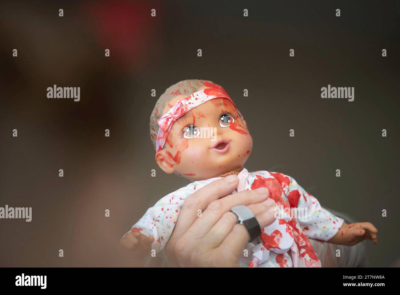 Washington, Vereinigte Staaten. November 2023. Eine Puppe, die mit gefälschtem Blut bedeckt ist, wird aufgehalten, während sich CODEPINK-Demonstranten mit pro-palästinensischen Demonstranten versammeln, die am Donnerstag, den 16. November 2023, im Bürogebäude des Hart-Senats zu einem Waffenstillstand in Gaza auffordern. Quelle: Annabelle Gordon/CNP/dpa/Alamy Live News Stockfoto