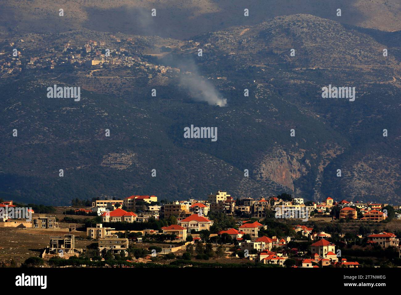 Kafr Shuba, Libanon. November 2023. Das Foto wurde am 16. November 2023 aufgenommen und zeigt israelische Artilleriebeschüsse in der Nähe von Kafr Shuba im Libanon. Zwei Hisbollah-Kämpfer wurden getötet und einer wurde am Donnerstag durch die schweren Artilleriebeschüsse Israels an der Grenze zwischen Libanon und Israel verletzt, sagten libanesische Militärquellen gegenüber Xinhua. Quelle: Ali Hashisho/Xinhua/Alamy Live News Stockfoto