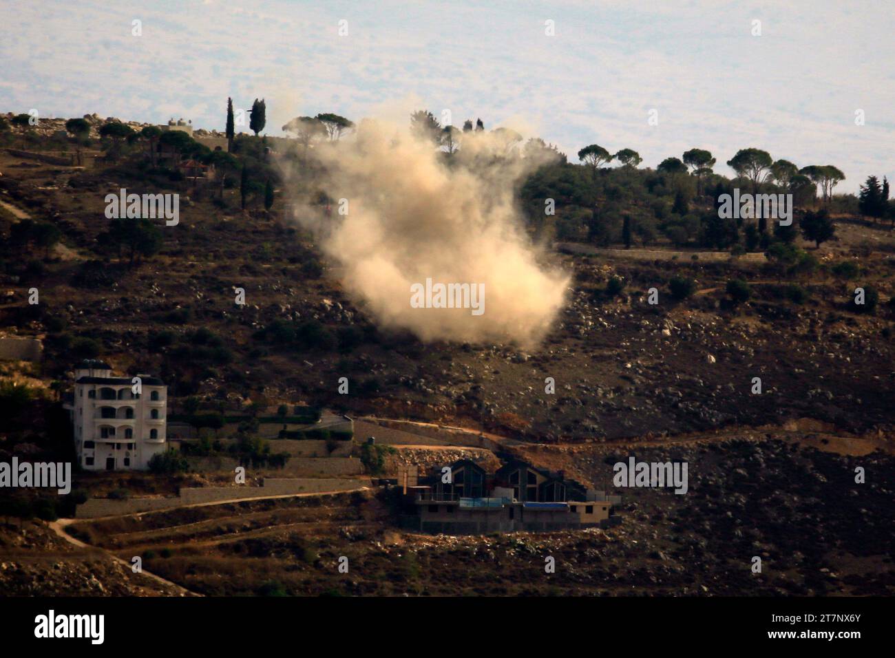 Al Khiam, Libanon. November 2023. Das Foto wurde am 16. November 2023 aufgenommen und zeigt israelische Artilleriebeschüsse in der Nähe von Al Khiam im Libanon. Zwei Hisbollah-Kämpfer wurden getötet und einer wurde am Donnerstag durch die schweren Artilleriebeschüsse Israels an der Grenze zwischen Libanon und Israel verletzt, sagten libanesische Militärquellen gegenüber Xinhua. Quelle: Ali Hashisho/Xinhua/Alamy Live News Stockfoto
