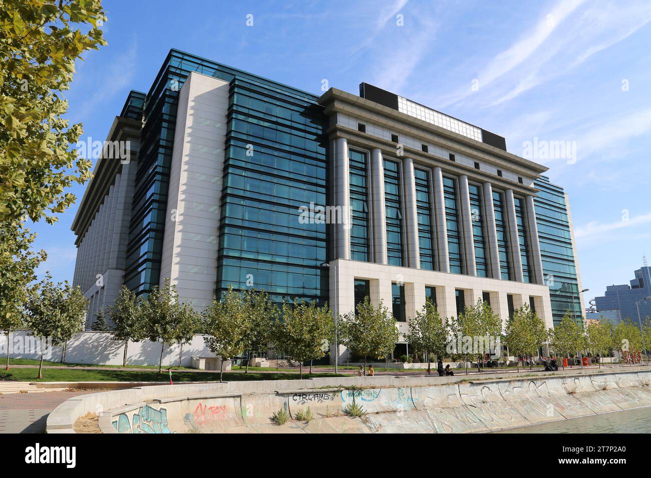 Nationalbibliothek (Biblioteca Nationala) und Fluss Dâmbovița, Bulevardul Unirii (Union Boulevard), Historisches Zentrum, Bukarest, Rumänien, Europa Stockfoto