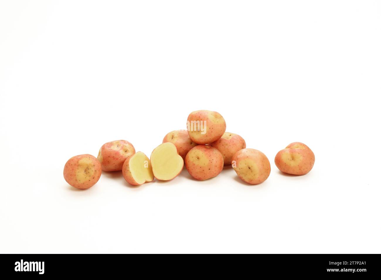 Eine Atelier-Illustration eines Haufens feuchter, cremiger, nahrhafter, rothäutiger Kartoffeln auf weißem Hintergrund. Stockfoto