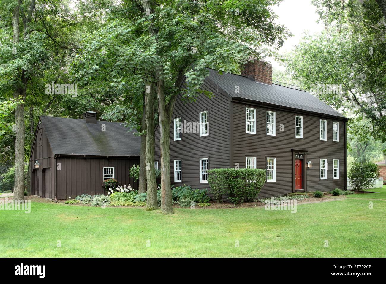 Ein Bild des Vorhofs und der Landschaftsgestaltung in einem reproduktiven Haus aus der Kolonialzeit im Salzkastenstil. Stockfoto