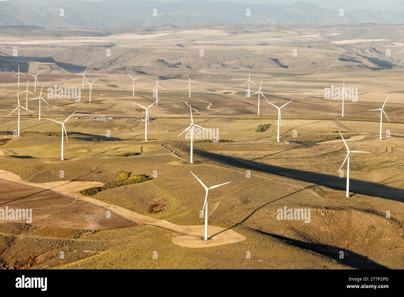 Aus der Vogelperspektive einer Gruppe ökologisch freundlicher Windgeneratoren, die die Landschaft von Idaho verwüsten. Stockfoto