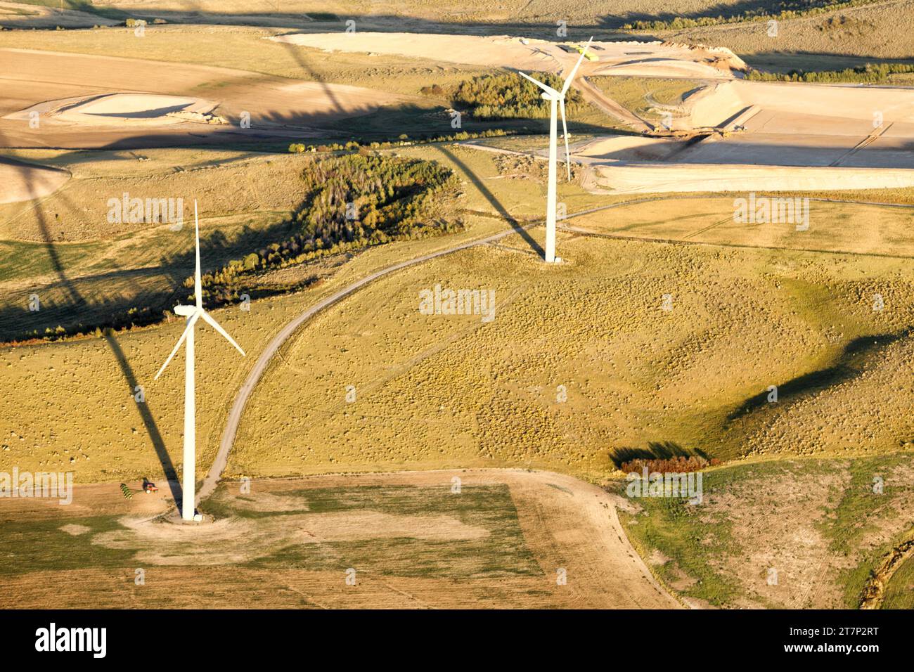 Aus der Vogelperspektive einer Gruppe ökologisch freundlicher Windgeneratoren, die die Landschaft von Idaho verwüsten. Stockfoto