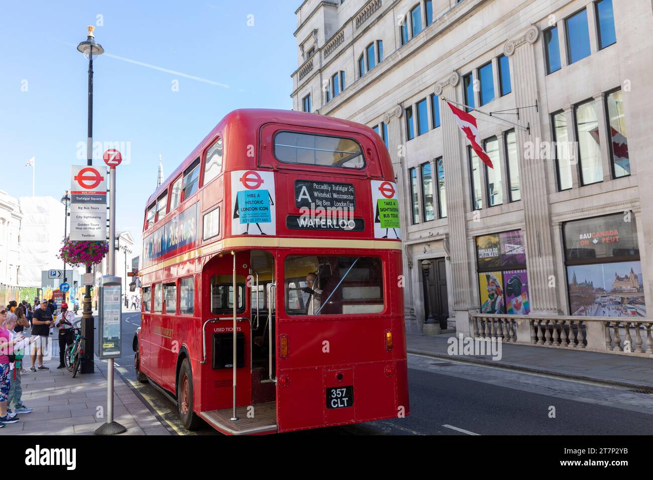 Londoner Doppeldeckerbus im alten Stil auf der Waterloo Bridge, London City Centre, England, UK, 2023 Stockfoto