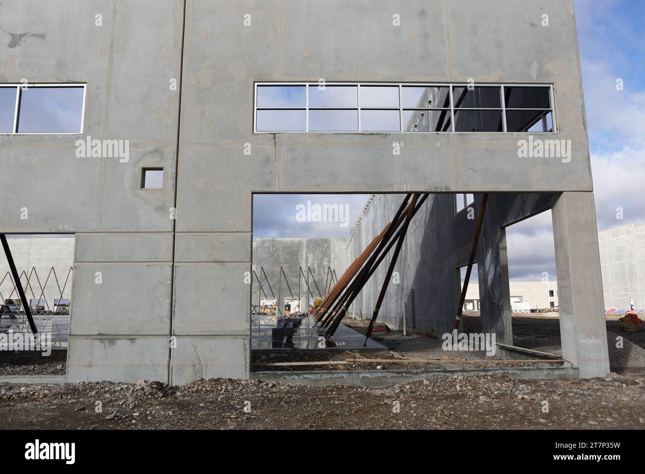 Das Innere und Äußere eines im Bau befindlichen Kipp-Lagerhauses aus Beton. Stockfoto