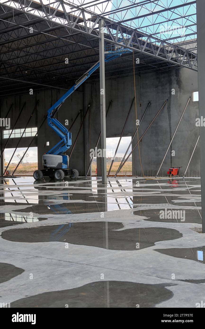 Ein Schweißer schweißt während des Baus eines Lagerhauses Dachträger aus Stahl Stockfoto
