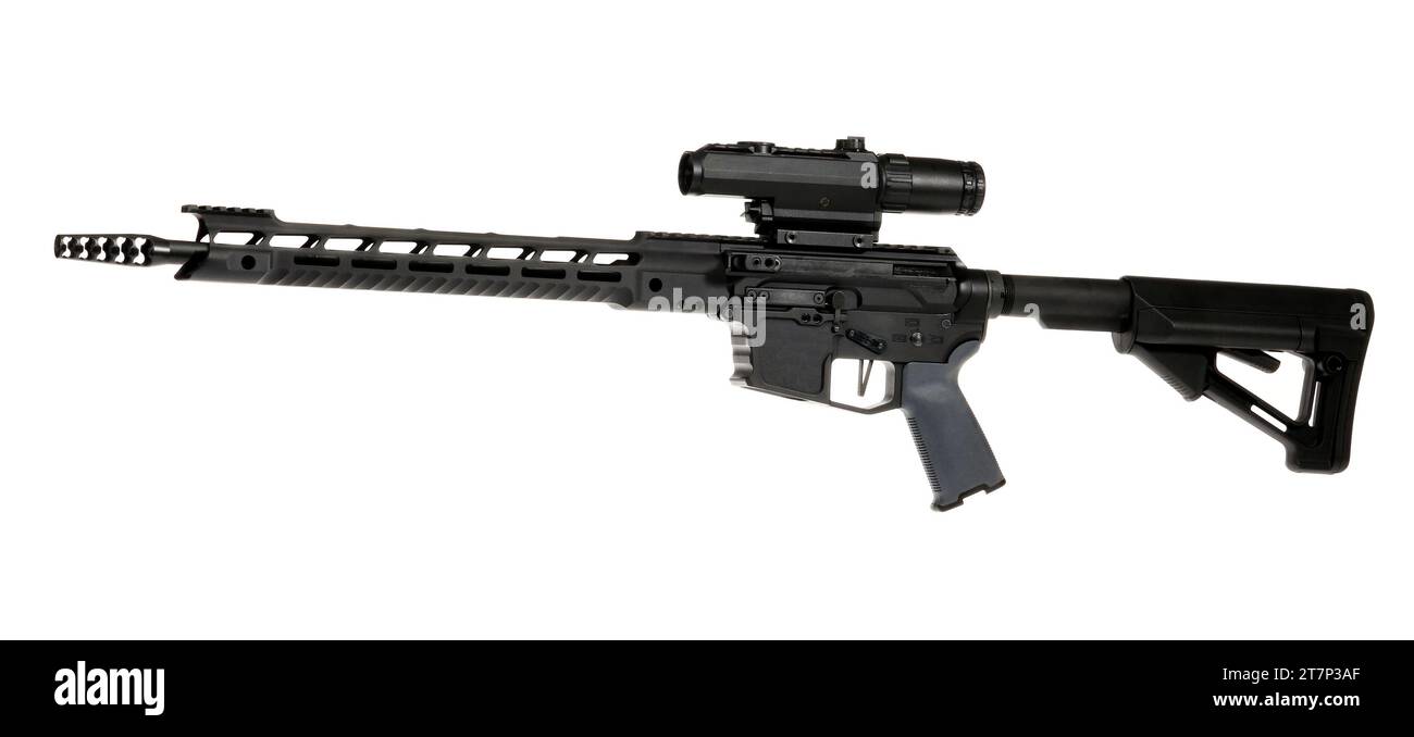 AR 15 Sturmgewehr, mit Schaft, Schaft, Auslöser, Griff, und Blitzunterdrückung, isoliert auf weißem Hintergrund im Studio, Stockfoto