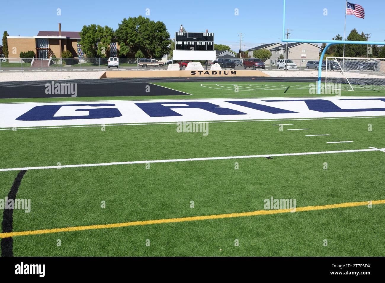 Neu installierter grüner Kunstrasen oder Astro-Turf, der auf einem Fußballfeld der Highschool installiert wurde. Stockfoto