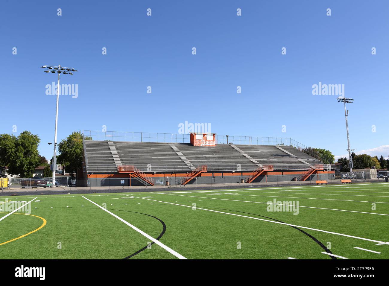 Neu installierter grüner Kunstrasen oder Astro-Turf, der auf einem Fußballfeld der Highschool installiert wurde. Stockfoto