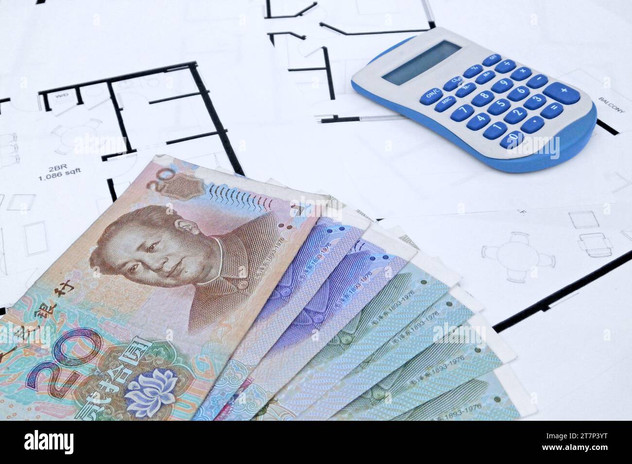 Nahaufnahme von einem chinesischen Yuan auf der Spitze von Bauplänen. Stockfoto