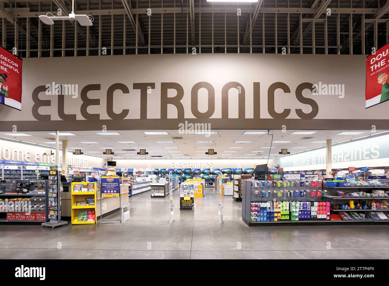 Die Elektronikabteilung in einem Supermarkt. Stockfoto