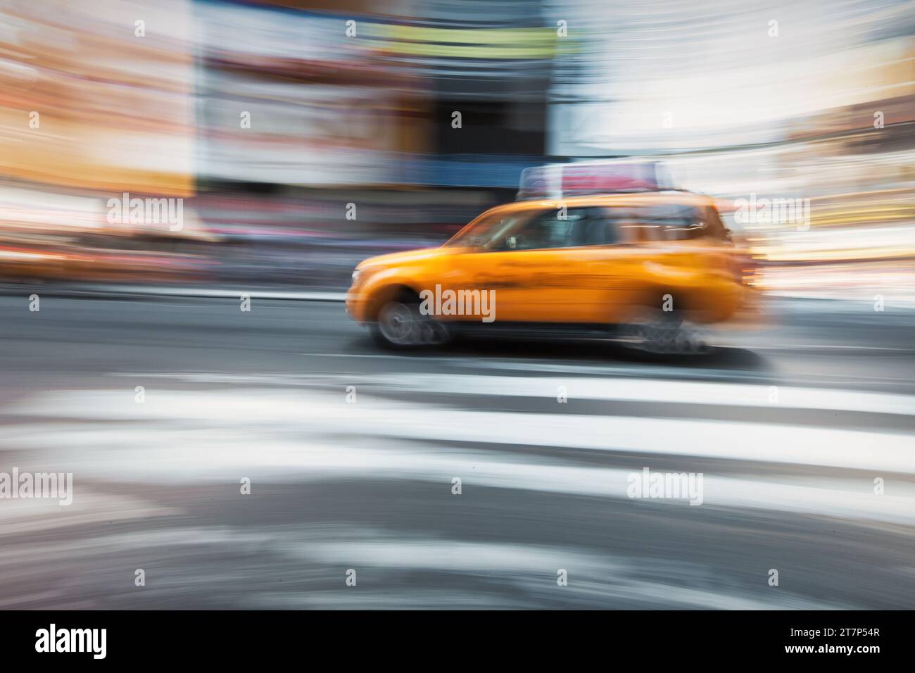 Das Taxi fährt am Times Square in New York City, USA. Stockfoto