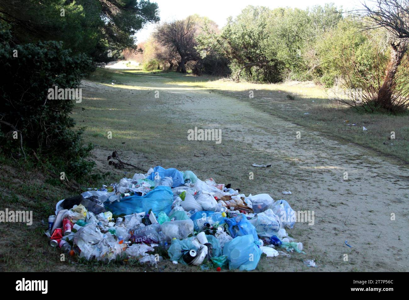 Punta Prosciutto, Apulien, Italien. Müllhaufen an einem öffentlichen Strand, Teil des geschützten Meeresgebiets Porto Cesareo. Stockfoto