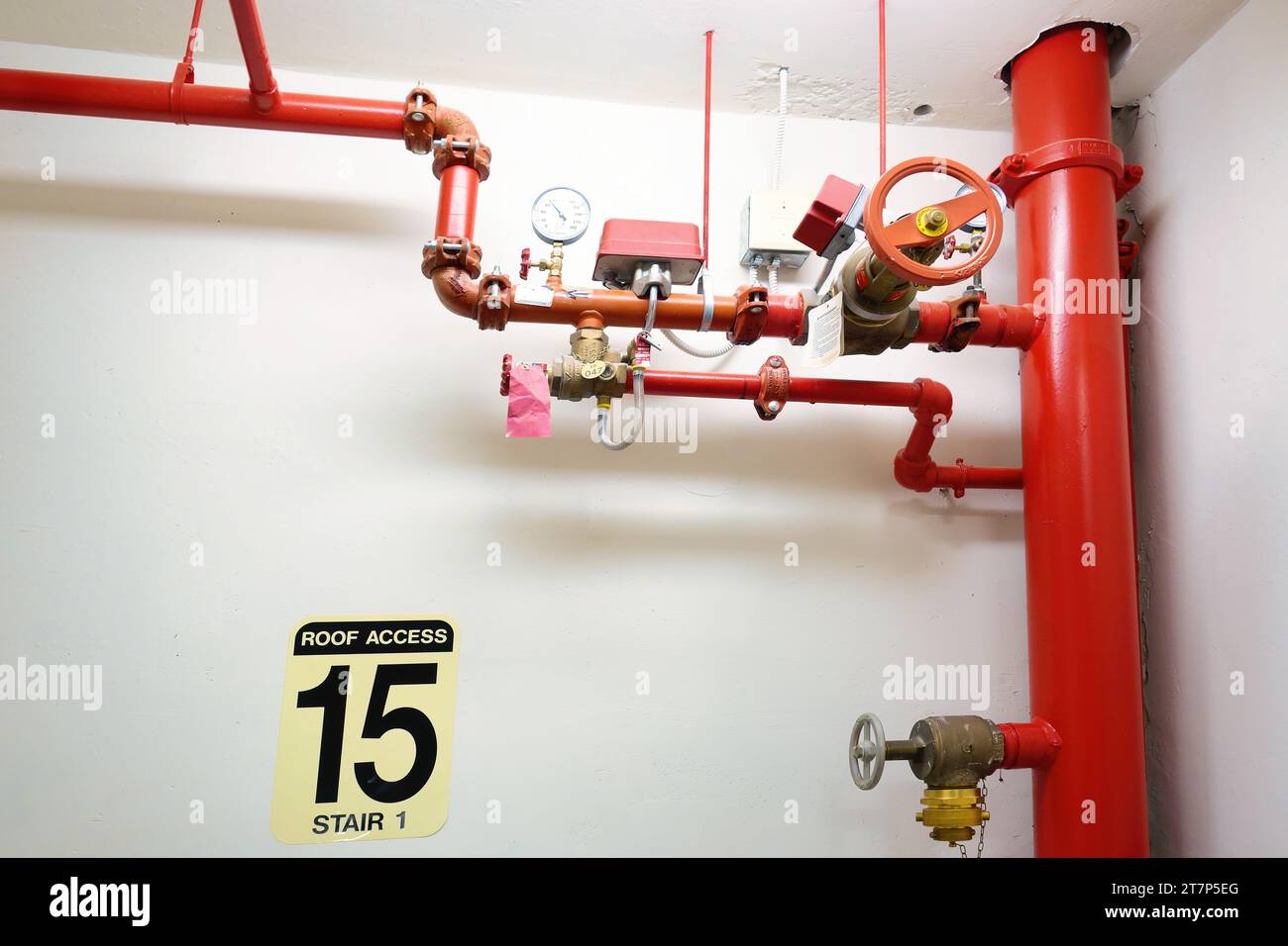 Armaturen der Sprinkleranlage in einem Gebäude Stockfoto
