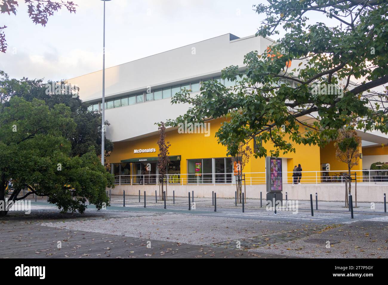 Street Alameda of Oceanos, Parque of Nações, Lissabon, Portugal am 15. November 2023, Eintritt zum McDonalds Restaurant Stockfoto