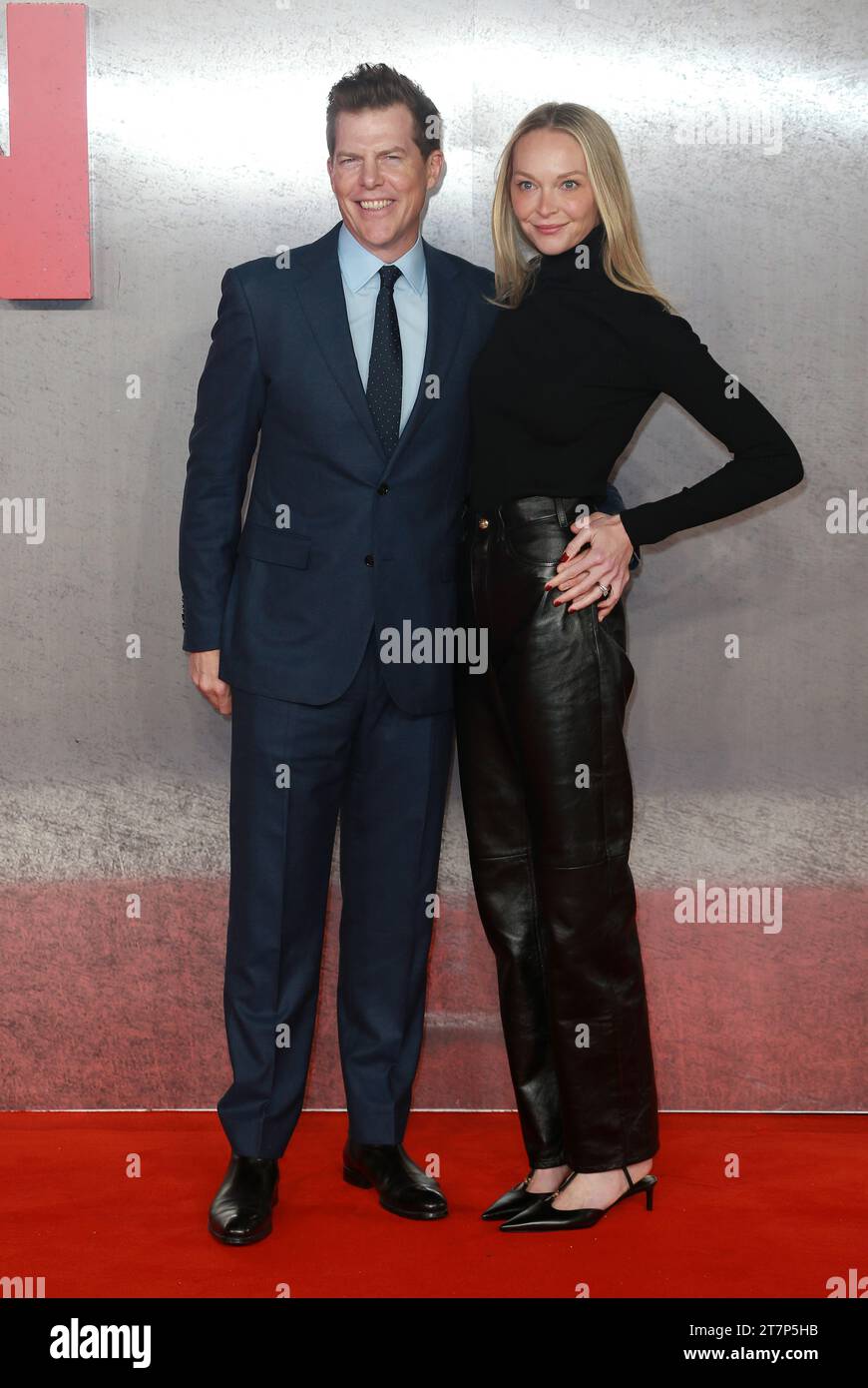 London, Großbritannien. November 2023. Kevin J. Walsh und seine Frau Molly Ann McEneny nehmen an der „Napoleon“ UK Premiere im Odeon Luxe Leicester Square in London Teil. Quelle: SOPA Images Limited/Alamy Live News Stockfoto