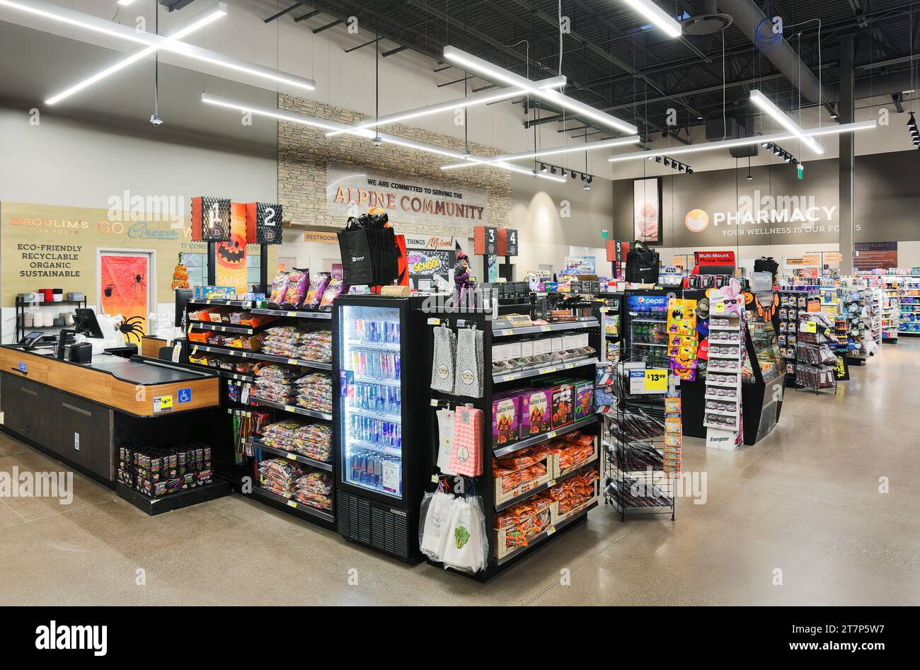 Die Checkout-Stationen und Impulse kaufen Regale in einem modernen Lebensmittelgeschäft. Stockfoto