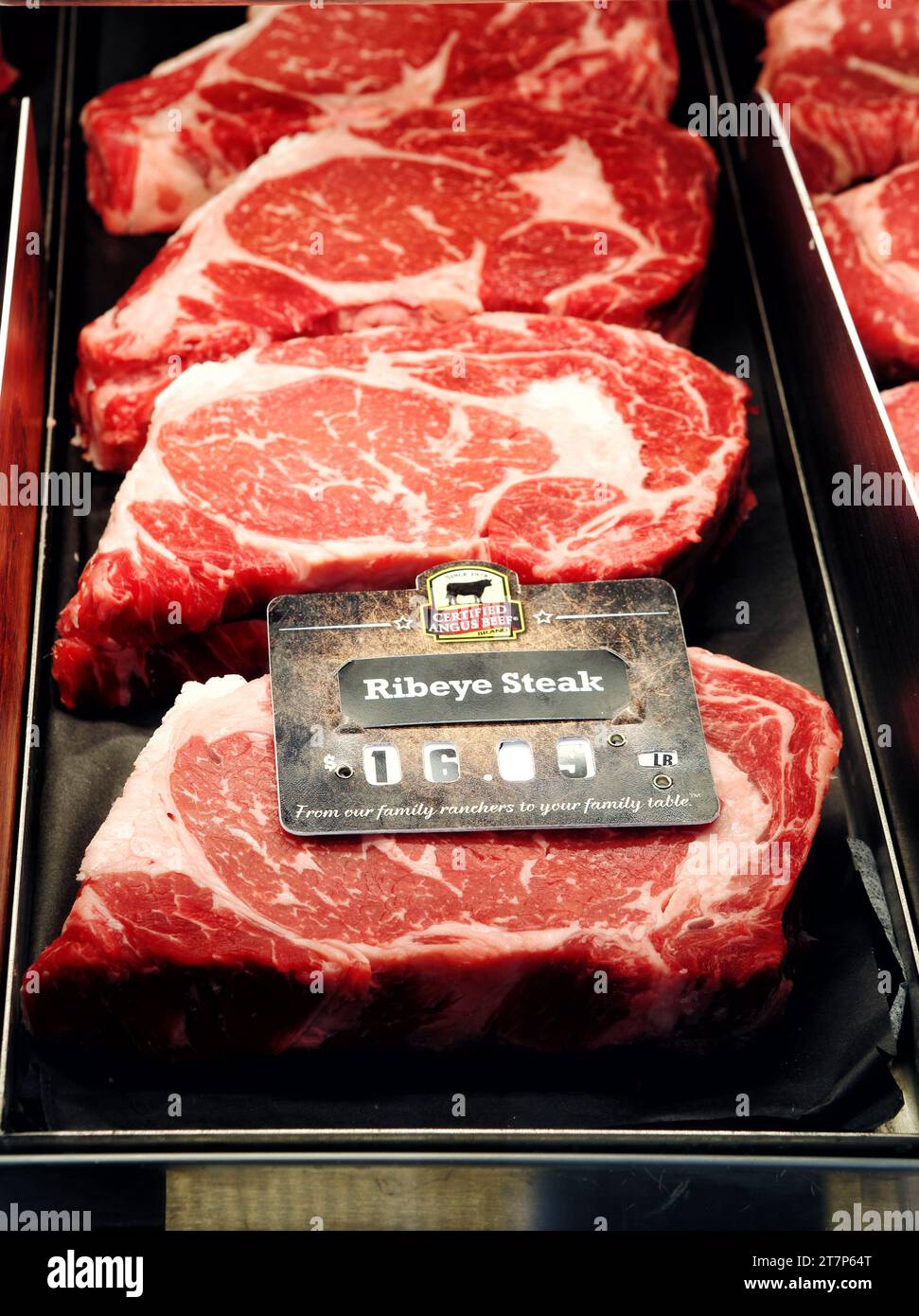 Eine Vitrine gefüllt mit frisch geschnittenen Ribeye-Steaks zum Verkauf in einer modernen Metzgerei. Stockfoto