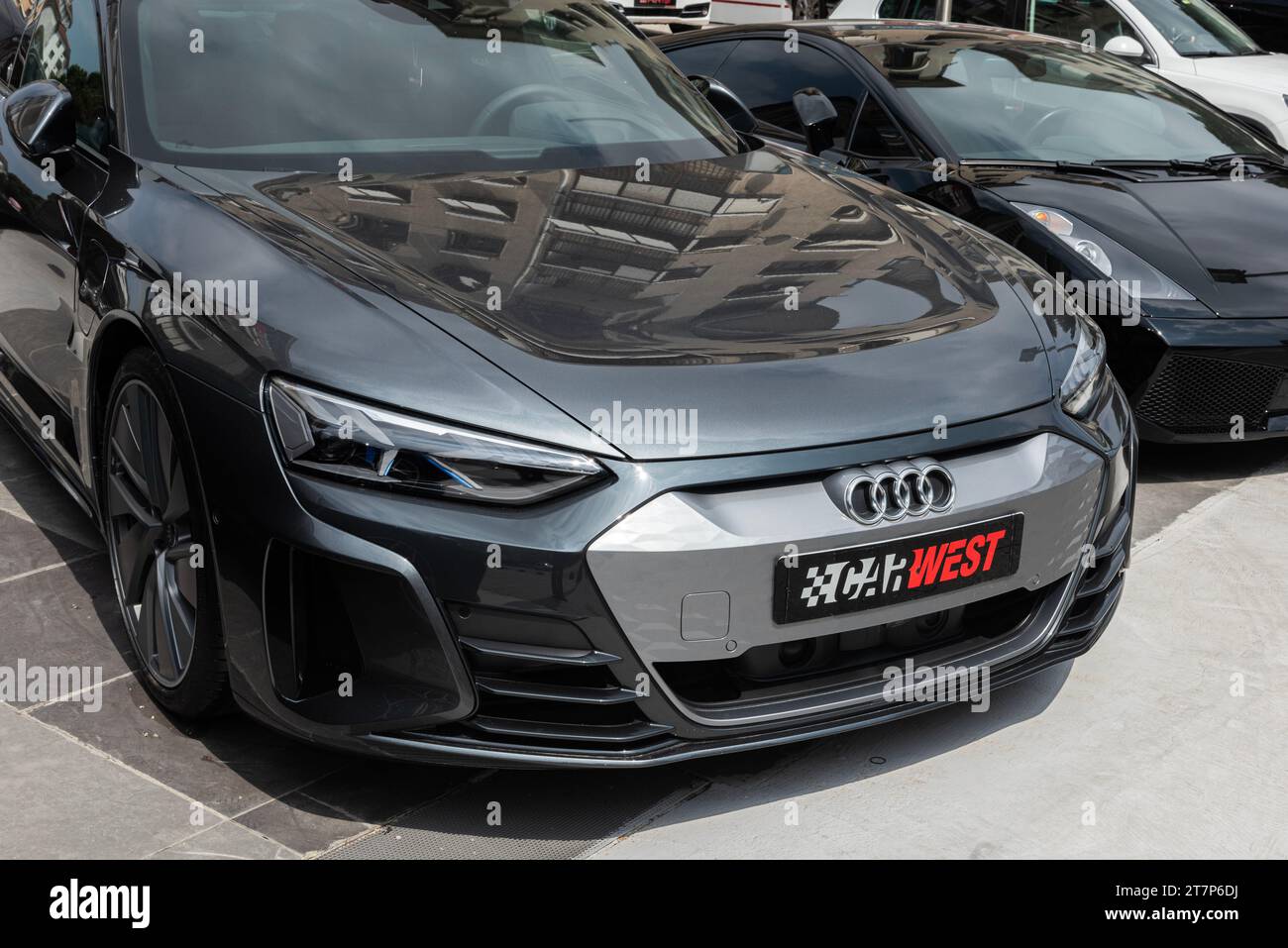 ISTANBUL, TÜRKEI - 12. NOVEMBER 2023: Elektroauto Audi E-Tron GT auf der Autogalerie. Erstmals auf dem jährlichen Genfer Automobilsalon 20 vorgestellt Stockfoto