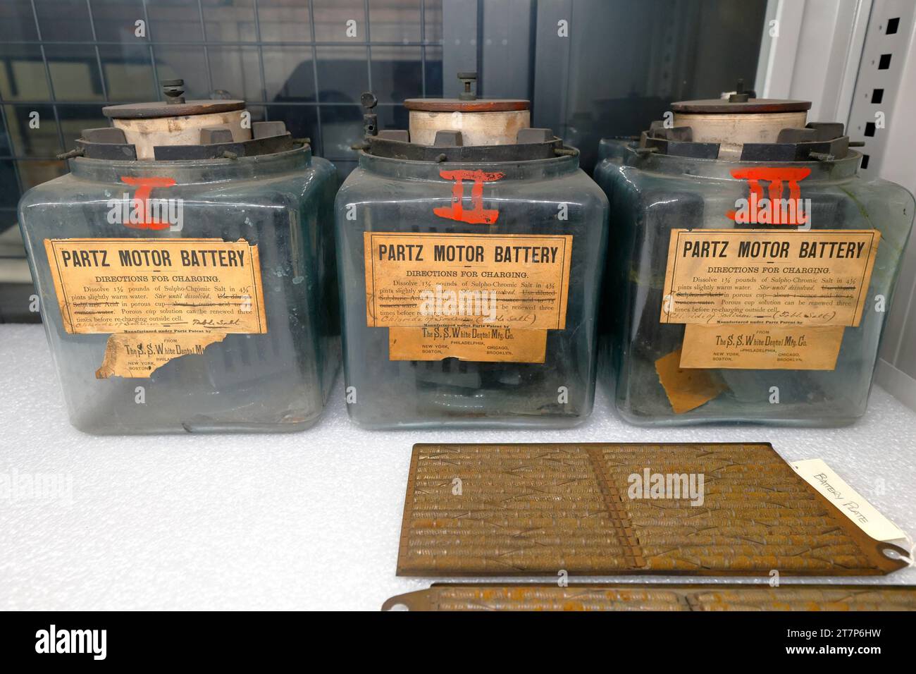 Partz Motor Battery, Zink-Kohle-Bunsen-Batterien aus dem 19. Jahrhundert, ausgestellt im Thomas Edison National Historical Park, West Orange, New Jersey. Stockfoto
