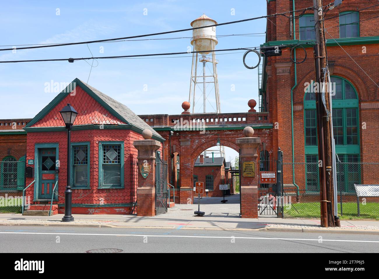 Wasserturm, Torhaus und Gebäude im Thomas Edison National Historical Park, Edison Laboratories, West Orange, New Jersey. Stockfoto