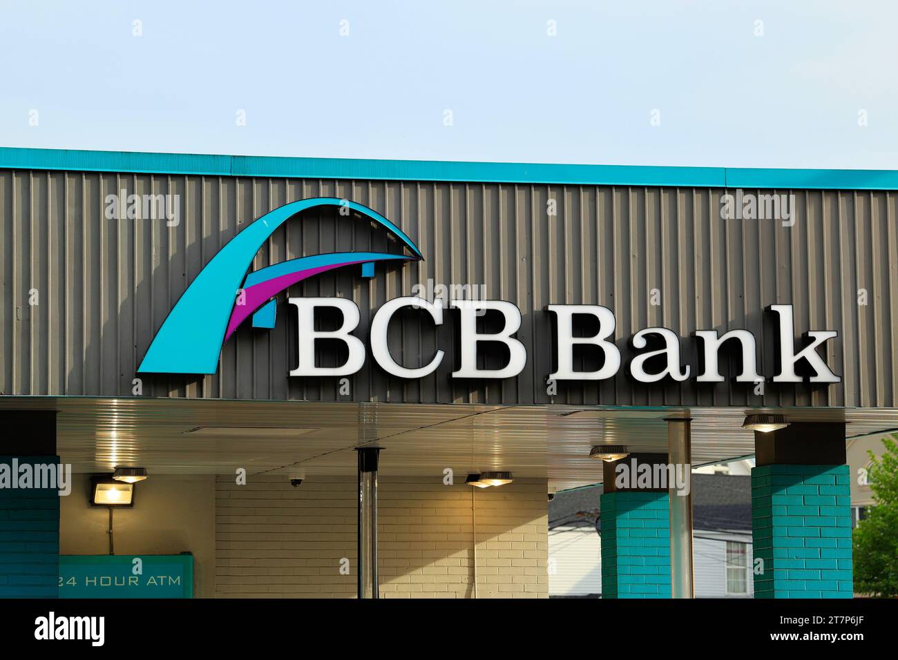 Beschilderung für die BCB Bank, Bayonne Community Bank, in einer Filiale in Newark, New Jersey. Stockfoto