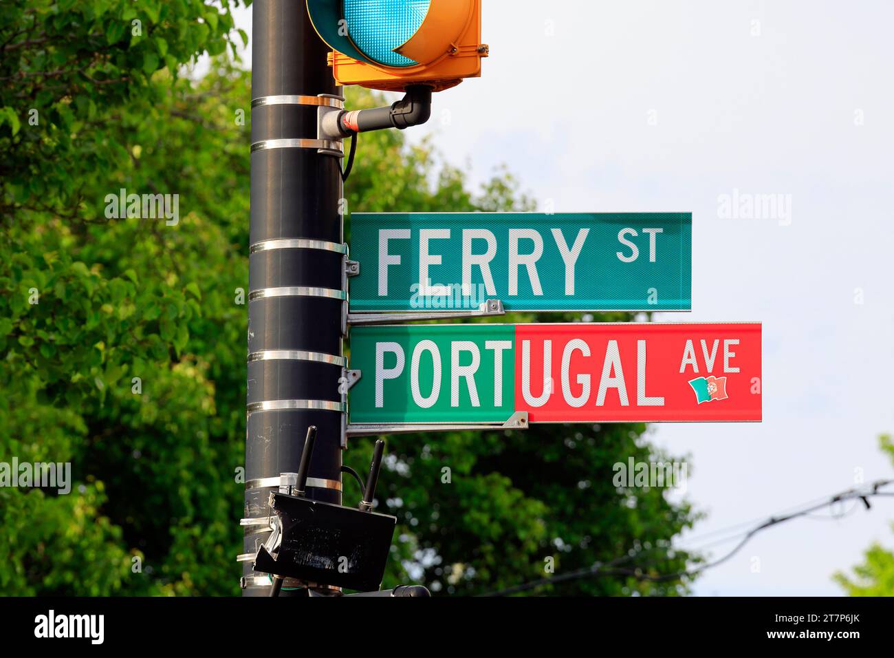 Straßenschilder für Portugal Ave und Ferry St in Newark, New Jersey's The Ironbound Nachbarschaft. Stockfoto