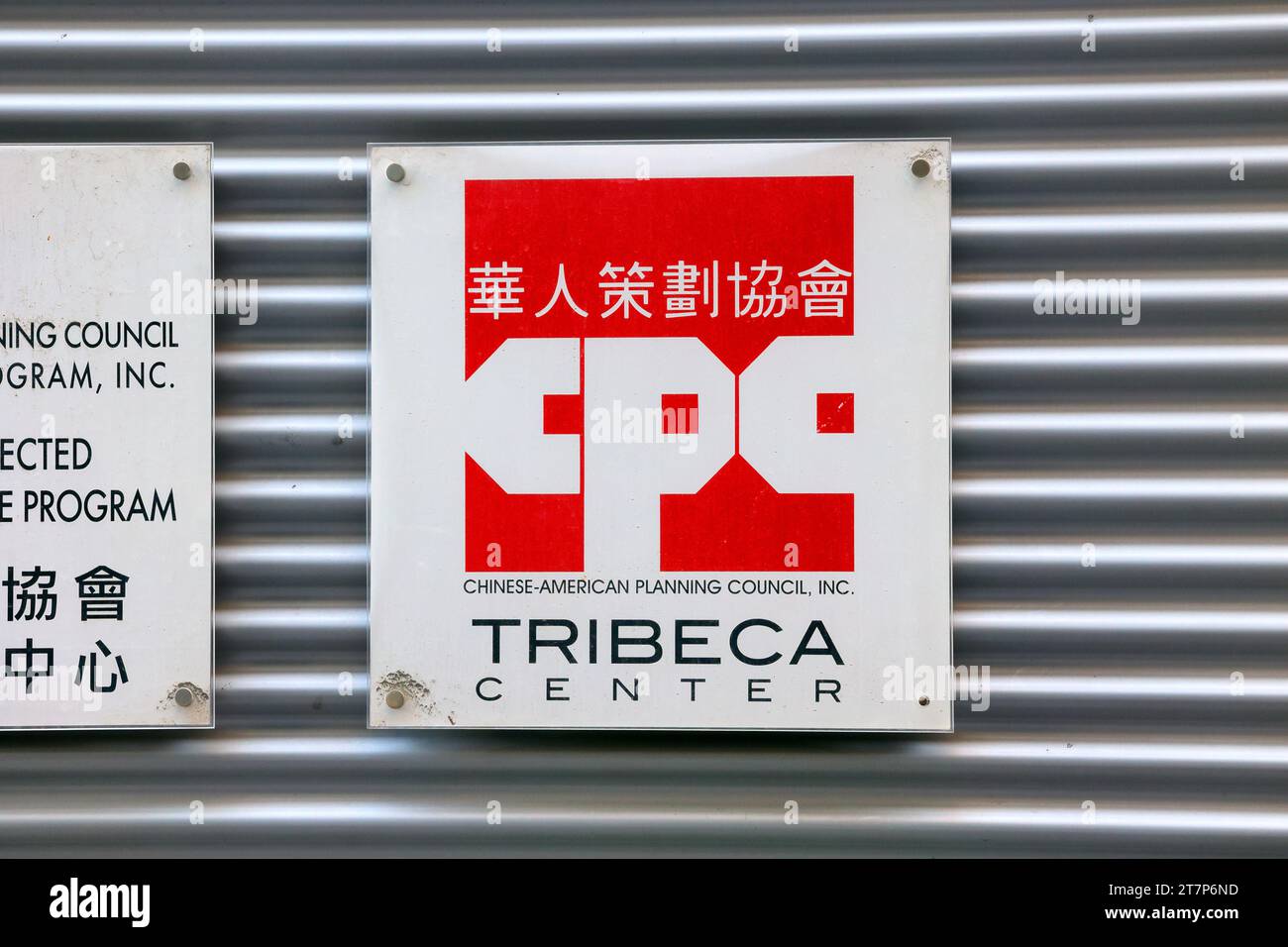 Der Chinese American Planning Council (chinesischer amerikanischer Planungsrat) 華人策劃協會 beschildert am Tribeca Center, 1 York St, New York City Stockfoto