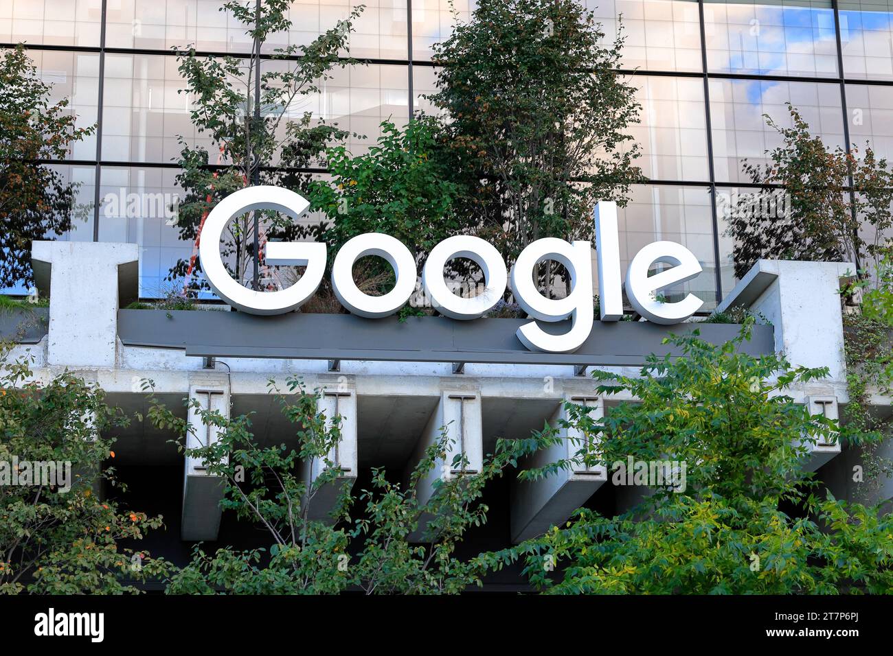 Beschilderung für Google in St. John’s Terminal, 335 W Houston St/550 Washington St, New York im Hudson Square/SoHo in Manhattan. Stockfoto
