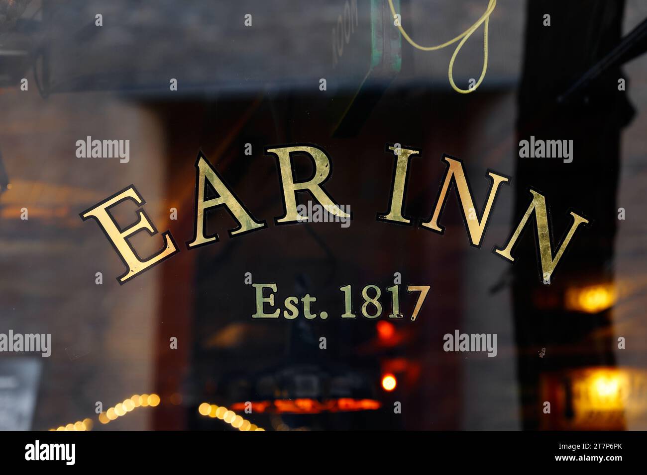 Fensterschilder des Ear Inn, einer Bar im James Brown House in der 326 Spring St, New York, am SoHo/Hudson Square in Manhattan. Stockfoto