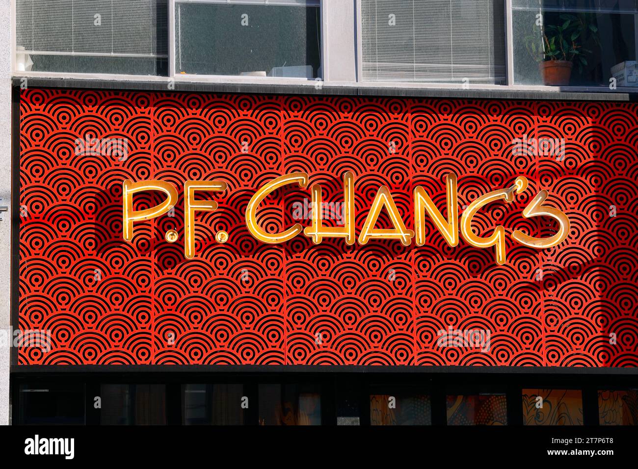 Beschilderung für P.F. Chang's, eine chinesische amerikanische Fusionskette im Viertel Union Square/Greenwich Village in Manhattan. Stockfoto