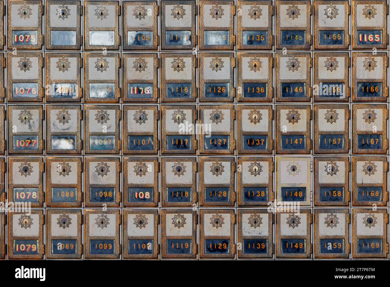 Verleih-Postfächer der US-Post, Schlüsselbriefkästen aus Messing in einem usps-Postamt. Stockfoto