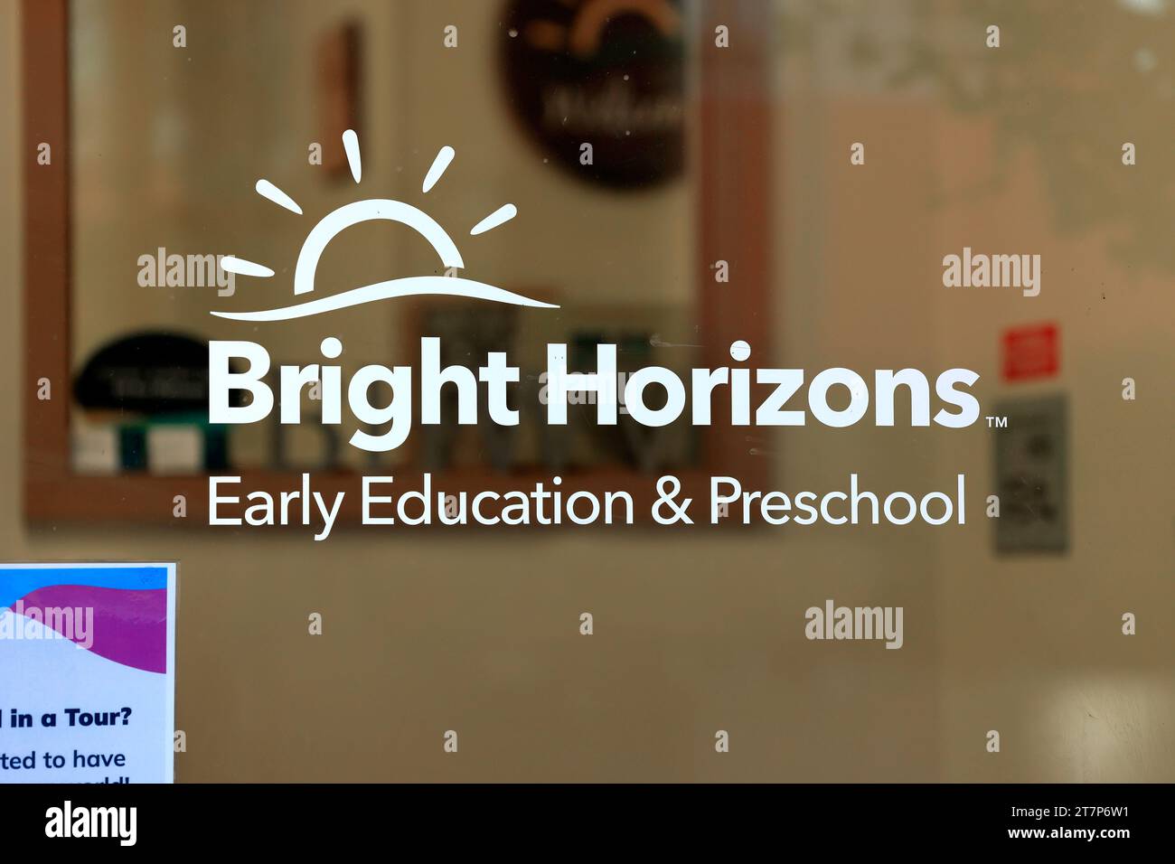 Fensterschilder für die Bright Horizons-Kette von Kinderbetreuern im Vorschulalter. Stockfoto